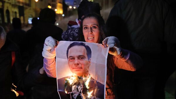 Une manifestante brûle un portrait du Premier ministre libanais Hassan Diab à Beyrouth le 22 janvier 2020. - Sputnik Afrique