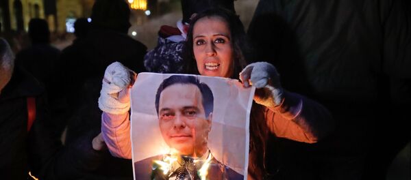 Une manifestante brûle un portrait du Premier ministre libanais Hassan Diab à Beyrouth le 22 janvier 2020. - Sputnik Afrique