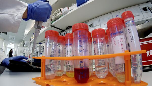 A lab assistant works on samples after an AP interview with Christian Drosten, director of the institute for virology of Berlin's Charite hospital on his researches on the coronavirus in Berlin, Germany, Tuesday, Jan. 21, 2020 - Sputnik Afrique