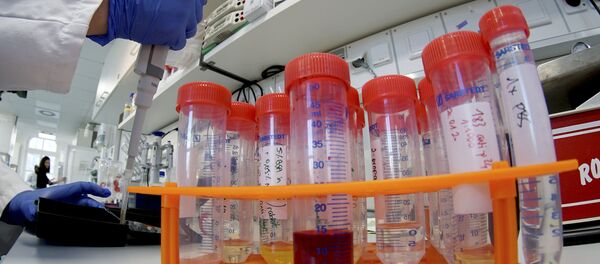 A lab assistant works on samples after an AP interview with Christian Drosten, director of the institute for virology of Berlin's Charite hospital on his researches on the coronavirus in Berlin, Germany, Tuesday, Jan. 21, 2020 - Sputnik Afrique