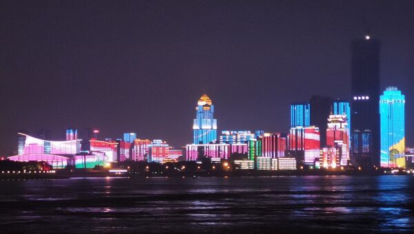 Wuhan, vue de nuit au bord du fleuve Yangzi - Sputnik Afrique