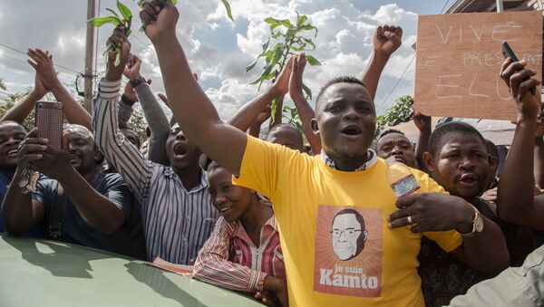 Les partisans de Maurice Kamto l’acclament à sa sortie de prison, le 5 octobre 2019. - Sputnik Afrique