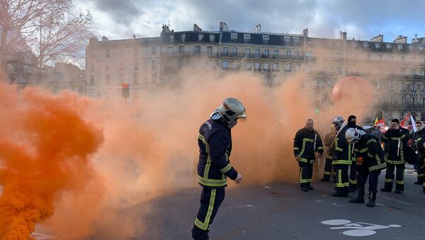 Manifestation des pompiers à Paris - Sputnik Afrique