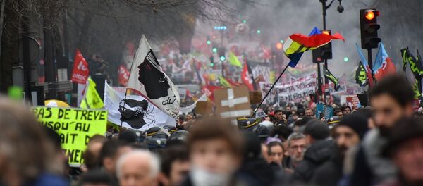 Акция протеста в Париже против пенсионной реформы - Sputnik Afrique