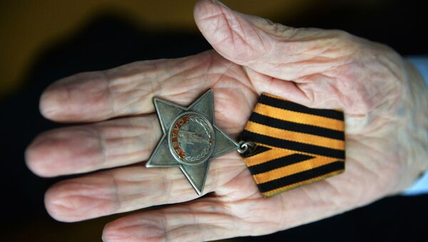 Nikolaï Titov, le  vétéran de la Seconde guerre mondiale, montre son ordre de la Gloire - Sputnik Afrique