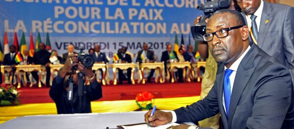 Le ministre des Affaires étrangères malien, Abdoulaye Diop, lors de la signature de l'accord de paix à Bamako, le 15 mai 2015. - Sputnik Afrique