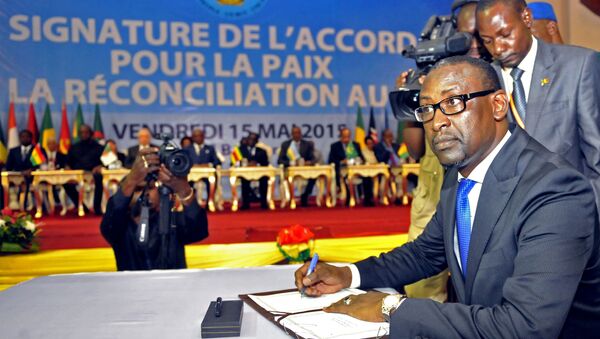 Le ministre des Affaires étrangères malien, Abdoulaye Diop, lors de la signature de l'accord de paix à Bamako, le 15 mai 2015. - Sputnik Afrique