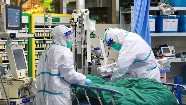 Medical staff in protective suits treat a patient with pneumonia caused by the new coronavirus at the Zhongnan Hospital of Wuhan - Sputnik Afrique