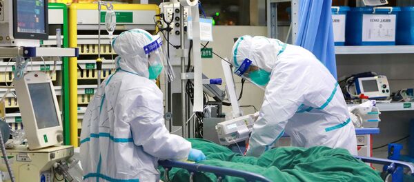 Medical staff in protective suits treat a patient with pneumonia caused by the new coronavirus at the Zhongnan Hospital of Wuhan - Sputnik Afrique