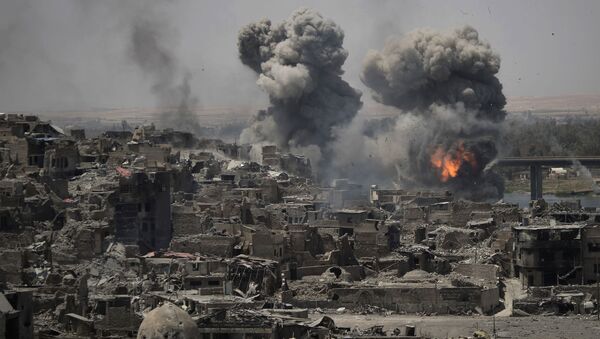 Авиаудары по боевикам ДАИШ в районе Старого города в Мосуле, Ирак - Sputnik Afrique