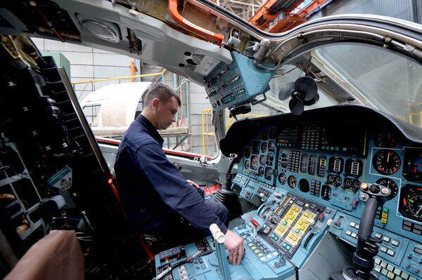 Le bombardier modernisé russe Tu-160M effectue son premier vol d’essai Le bombardier modernisé russe Tu-160M effectue son premier vol d’essai - Sputnik Afrique