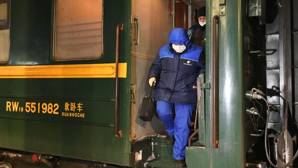 Une équipe médicale dans un train Moscou-Pékin arrivé à Krasnoïarsk (arhive photo) - Sputnik Afrique
