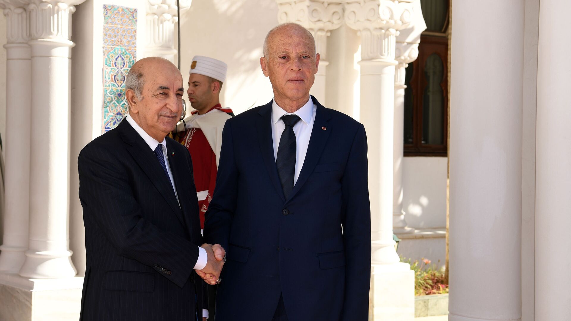Une photo distribuée par le service de presse de la présidence tunisienne montre le président algérien Abdelmadjid Tebboune (R) recevant son homologue tunisien Kais Saied dans la capitale Alger, le 2 février 2020 - Sputnik Afrique, 1920, 09.08.2021