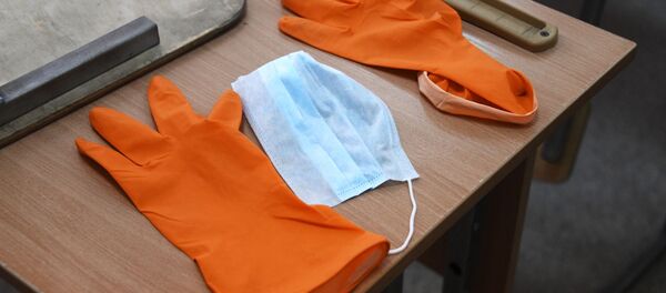 Des gants médicaux et un masque de protection - Sputnik Afrique