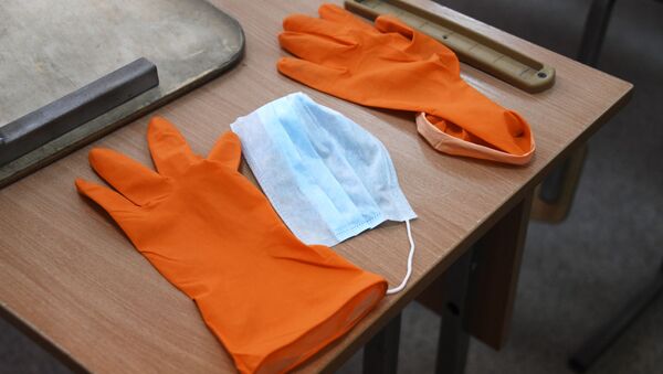 Des gants médicaux et un masque de protection - Sputnik Afrique
