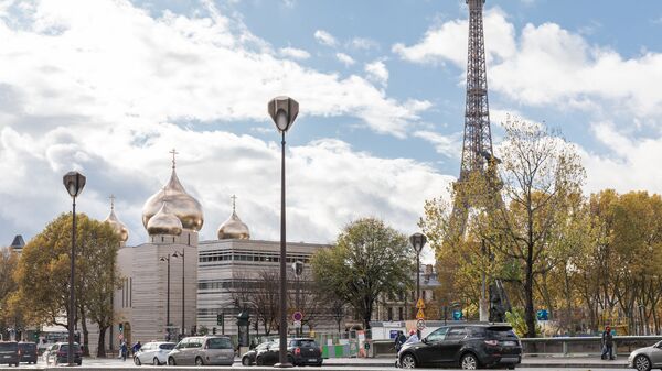 La tour Eiffel et la cathédrale de la Sainte-Trinité de Paris - Sputnik Afrique