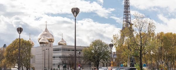 La tour Eiffel et la cathédrale de la Sainte-Trinité de Paris - Sputnik Afrique