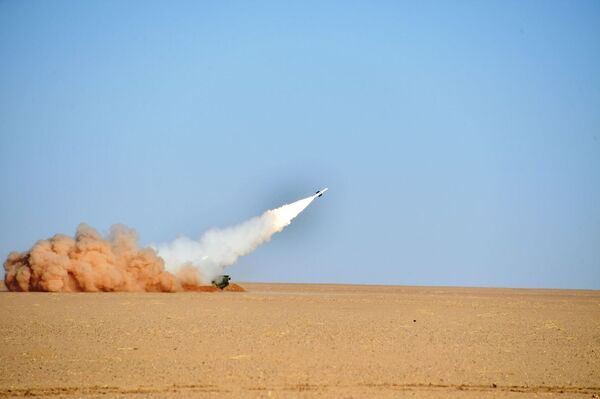 L’Armée algérienne teste en conditions réelles ses armes russes antiaériennes et de guerre électronique – images - Sputnik Afrique