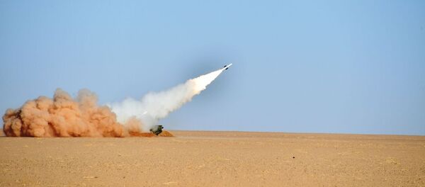 L’armée algérienne procède à des tirs réels engageant le système antiaérien russe BOUK M2E à Tamanrasset, dans le sud de l’Algérie - Sputnik Afrique