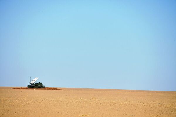 L’Armée algérienne teste en conditions réelles ses armes russes antiaériennes et de guerre électronique – images - Sputnik Afrique