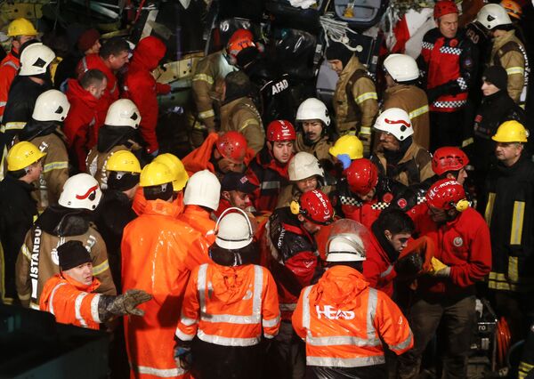 Les sapeurs-pompiers et les secouristes travaillent sur les lieux de l’atterrissage brutal du Boeing 737-800 à l’aéroport Sabiha Gökçen d’Istanbul. - Sputnik Afrique