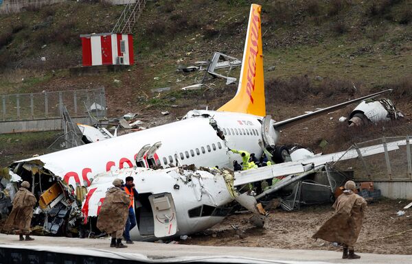 Selon les autorités stambouliotes, alors qu’il avait perdu soudainement de la vitesse à une altitude de 30-40 mètres, l’avion est tombé sur la piste d’atterrissage. - Sputnik Afrique