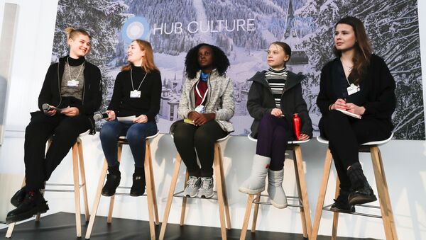 L’activiste ougandaise Vanessa Nakate en compagnie de Greta Thunberg et d’autres activistes pour le climat à Davos, le 24 janvier 2020. - Sputnik Afrique