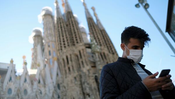 Un homme en masque de protection devant la basilique Sagrada Familia, sur fond d'épidémie de coronavirus, à Barcelone, en Espagne, le 2 février 2020. - Sputnik Afrique