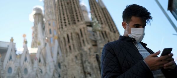 Un homme en masque de protection devant la basilique Sagrada Familia, sur fond d'épidémie de coronavirus, à Barcelone, en Espagne, le 2 février 2020. - Sputnik Afrique