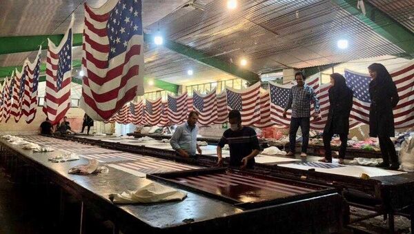 تولید پرچم آمریکا در کارخانه دیبا پرچم در شهر خمین - Sputnik Afrique