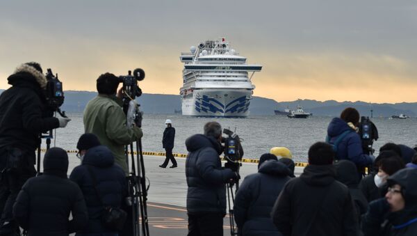 Фотографы и корреспонденты на фоне круизного лайнера Diamond Princes, помещенного в карантин у японского порта Йокогама - Sputnik Afrique