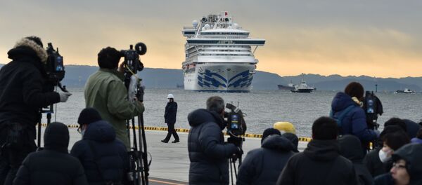 Фотографы и корреспонденты на фоне круизного лайнера Diamond Princes, помещенного в карантин у японского порта Йокогама - Sputnik Afrique