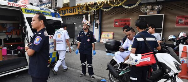 Paramedics and volunteers remain on standby outside the Terminal 21 mall, after a gunman involved in a mass shooting in the mall was confirmed dead, in the Thai northeastern city of Nakhon Ratchasima on February 9, 2020 - Sputnik Afrique