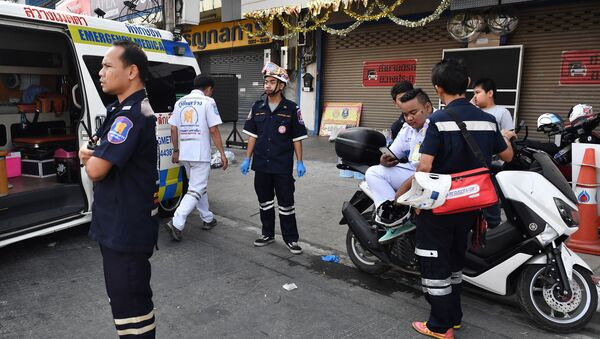 Paramedics and volunteers remain on standby outside the Terminal 21 mall, after a gunman involved in a mass shooting in the mall was confirmed dead, in the Thai northeastern city of Nakhon Ratchasima on February 9, 2020 - Sputnik Afrique