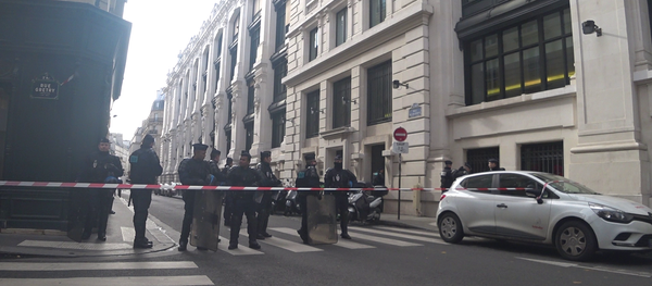 Intervention de la police lors de l'action du militants écologistes au siège français de BlackRock  - Sputnik Afrique