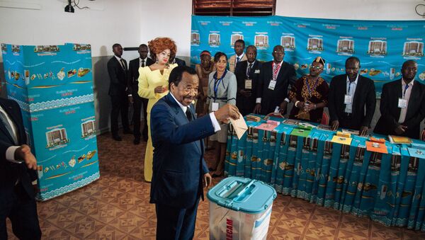 Le Président Paul Biya aux urnes lors de l’élection présidentielle de 2018 à Yaoundé. - Sputnik Afrique
