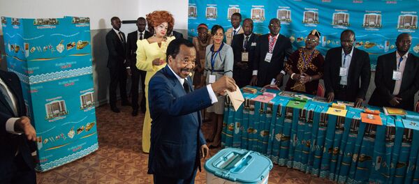 Le Président Paul Biya aux urnes lors de l’élection présidentielle de 2018 à Yaoundé. Le Président Paul Biya aux urnes lors de l’élection présidentielle de 2018 à Yaoundé. - Sputnik Afrique