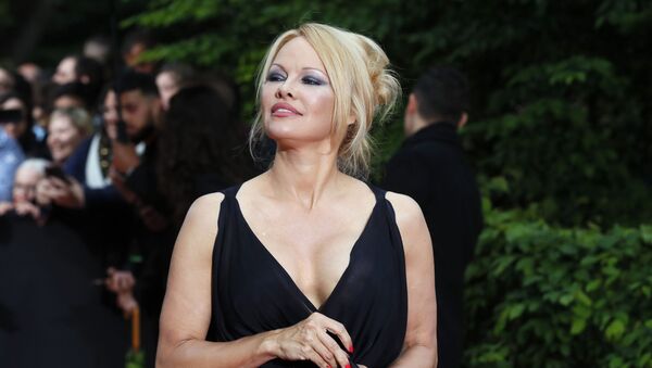 US actress Pamela Anderson arrives with Soccer player Adil Rami at the UNFP (Union of French Professional Footballers) ceremony, in Paris, France, Sunday, May 19, 2019. - Sputnik Afrique