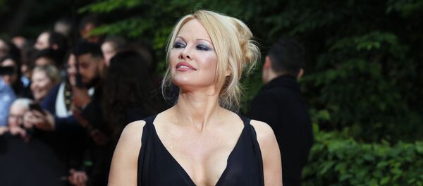 US actress Pamela Anderson arrives with Soccer player Adil Rami at the UNFP (Union of French Professional Footballers) ceremony, in Paris, France, Sunday, May 19, 2019. - Sputnik Afrique