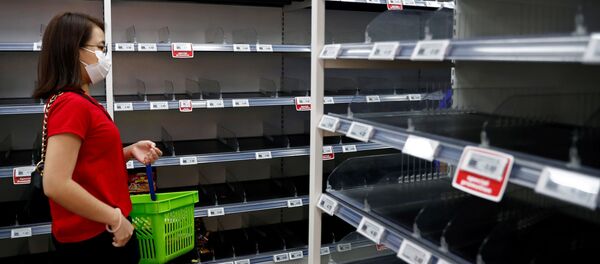 Покупательница в медицинской маске у пустых полок в одном из супермаркетов Сингапура - Sputnik Afrique