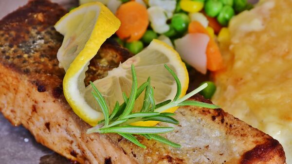 Saumon servi avec du citron - Sputnik Afrique