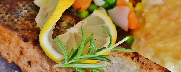 Saumon servi avec du citron - Sputnik Afrique
