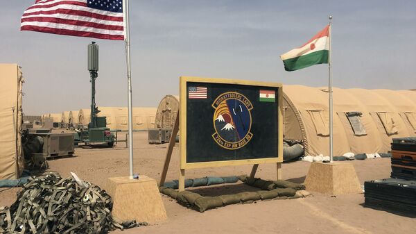 Les drapeaux américain et nigérien hissés côte à côte sur une base pour les forces aériennes soutenant la construction de la base aérienne nigérienne 201 à Agadez, au Niger. - Sputnik Afrique