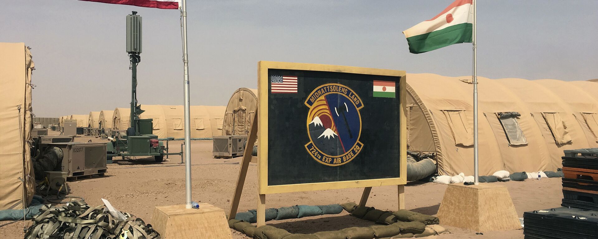 Les drapeaux américain et nigérien hissés côte à côte sur une base pour les forces aériennes soutenant la construction de la base aérienne nigérienne 201 à Agadez, au Niger. - Sputnik Afrique, 1920, 28.09.2021