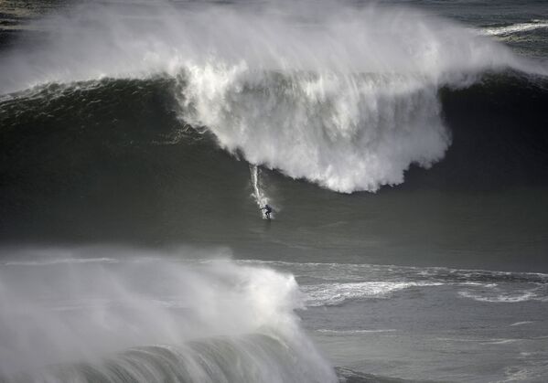 Du surf sur les vagues gigantesques au Portugal
 - Sputnik Afrique