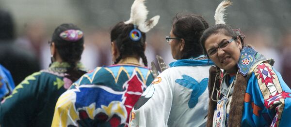 Des autochtones de la nation atikamekw attendent sous la pluie pendant le World Culture Festival de Berlin, le 2 juillet 2011. - Sputnik Afrique