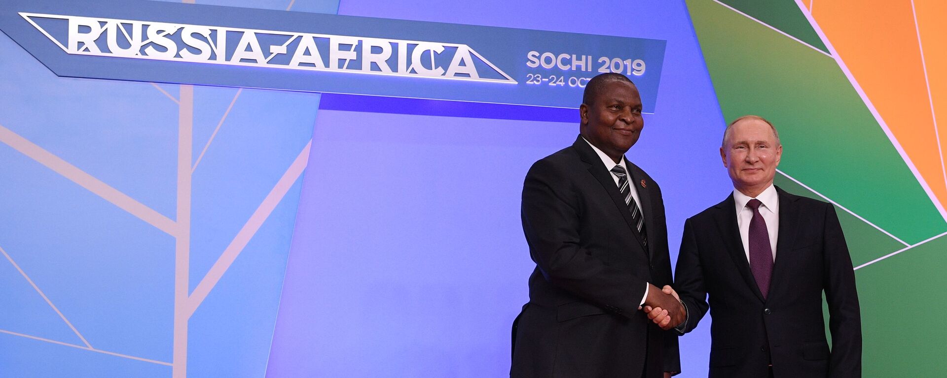 Russian President Vladimir Putin shakes hands with Central African President Faustin-Archange Touadéra in the sidelines of first Russia-Africa Summit was held on 23–24 October 2019 in Sochi, Russia. - Sputnik Africa, 1920, 18.04.2023