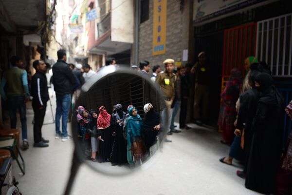 Les électeurs font la queue devant un bureau de vote à New Delhi. - Sputnik Afrique