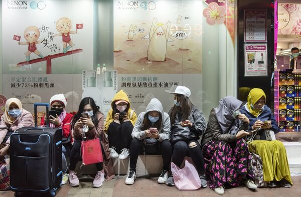 Des jeunes femmes en masques de protection dans une rue de Hong Kong. - Sputnik Afrique