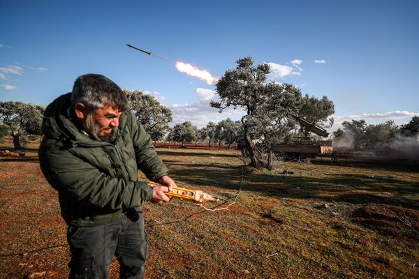 Un rebelle syrien lance un missile contre les troupes gouvernementales à Idlib. - Sputnik Afrique